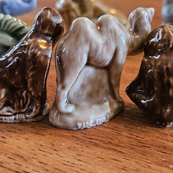 Vintage lot of Wade England porcelain tea figurines - Picture 8 of 9